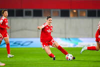 19.10.2026, München, Bayern, Deutschland. Google Pixel Frauen-Bundesliga: FC Bayern Frauen gegen VfB Stuttgart Frauen. Spielort: FC Bayern Campus-Stadion. Sarah Zadrazil (FC Bayern Frauen) beim Pass, beim Zuspiel, bei der Ballabgabe