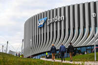 09.10.2026, München, Deutschland. PENNY DEL, Deutsche Eishockey Liga, Saison 2026/27, 7. Spieltag: EHC Red Bull München gegen ERC Ingolstadt im SAP Garden in München. Außenansicht des SAP Garden im Münchner Olympiapark. Zuschauer laufen in Richtung der Arena.