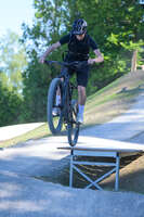 Mindelheim, Deutschland – 23.05.2026: Eröffnung der neuen BikeArea auf der Schwabenwiese in Mindelheim. Die von Schanzenwerk gestaltete und gebaute Anlage umfasst Pumptrack-, Flowline- und Jumpline-Elemente für Kinder, Jugendliche und Erwachsene.