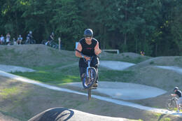 Mindelheim, Deutschland – 23.05.2026: Eröffnung der neuen BikeArea auf der Schwabenwiese in Mindelheim. Die von Schanzenwerk gestaltete und gebaute Anlage umfasst Pumptrack-, Flowline- und Jumpline-Elemente für Kinder, Jugendliche und Erwachsene.