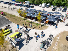 Mindelheim, Deutschland – 23.05.2026: Eröffnung der neuen BikeArea auf der Schwabenwiese in Mindelheim. Die von Schanzenwerk gestaltete und gebaute Anlage umfasst Pumptrack-, Flowline- und Jumpline-Elemente für Kinder, Jugendliche und Erwachsene.