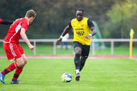 17.10.2026, Mindelheim, Bayern, Deutschland. Kreisliga Allgäu Nord: TSV Mindelheim gegen SV Oberegg. Spielort: Julius-Strohmayer-Stadion. Sulayman Drammeh (TSV Mindelheim) am Ball, mit dem Ball, in einer Spielszene