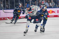 09.10.2026, München, Deutschland. PENNY DEL, Deutsche Eishockey Liga, Saison 2026/27, 7. Spieltag: EHC Red Bull München gegen ERC Ingolstadt im SAP Garden in München. Abbott Girduckis (ERC Ingolstadt) im Zweikampf, im Duell, im Kampf um den Puck mit Trevor Carrick (EHC Red Bull München)