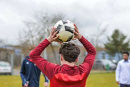 Bad Wörishofen, Deutschland – Vorbereitungstraining für das Schulderby 2026 zwischen der Wirtschaftsschule Bad Wörishofen und dem Josef-Bernhard-Gymnasium Türkheim auf dem Gelände der Wirtschaftsschule in Bad Wörishofen. Das Spiel ist für Mai 2026 geplant.