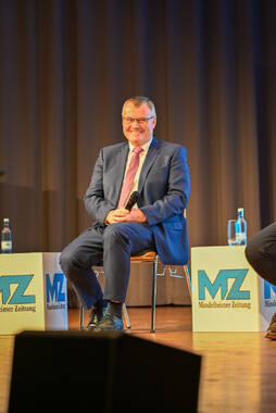 Podiumsdiskussion zur Bürgermeisterwahl in Bad Wörishofen im Kursaal. Die Bürgermeisterkandidaten Daniel Pflügl, Stefan Welzel und Paul Gruschka stellten sich den Fragen von Moderation und Publikum.