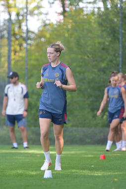 05.08.2026, München, Deutschland. Google Pixel Frauen-Bundesliga: Die FC Bayern Frauen absolvieren auf dem FC Bayern Campus eine Trainingseinheit zur Vorbereitung auf das Testspiel gegen Paris FC. Alara Sehitler (FC Bayern Frauen)