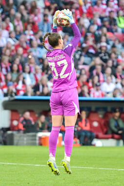 Allianz Arena, München, Deutschland – 25.04.2026: Fußball, UEFA Women’s Champions League 2025/2026, Halbfinale Hinspiel, FC Bayern München Frauen vs. FC Barcelona Frauen: Ena Mahmutovic (FC Bayern München, Tor) fängt den Ball.
