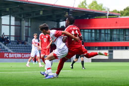 19.08.2026, München, Deutschland. FC Bayern München U19 vs. VfB Stuttgart U19 am FC Bayern Campus in München. Zweikampf