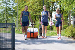 05.08.2026, München, Deutschland. Google Pixel Frauen-Bundesliga: Die FC Bayern Frauen absolvieren auf dem FC Bayern Campus eine Trainingseinheit zur Vorbereitung auf das Testspiel gegen Paris FC. Lena Oberdorf (FC Bayern Frauen), Alara Sehitler (FC Bayern Frauen), Linda Dallmann (FC Bayern Frauen)
