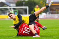 17.10.2026, Mindelheim, Bayern, Deutschland. Kreisliga Allgäu Nord: TSV Mindelheim gegen SV Oberegg. Spielort: Julius-Strohmayer-Stadion. Darius Argintaru (TSV Mindelheim) fällt über (Oberegg) Spieler