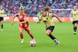 Allianz Arena, München, Deutschland – 25.04.2026: Fußball, UEFA Women’s Champions League 2025/2026, Halbfinale Hinspiel, FC Bayern München Frauen vs. FC Barcelona Frauen: Linda Dallmann (FC Bayern München, Mittelfeld) will an den Ball.