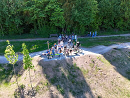 Mindelheim, Deutschland – 23.05.2026: Eröffnung der neuen BikeArea auf der Schwabenwiese in Mindelheim. Die von Schanzenwerk gestaltete und gebaute Anlage umfasst Pumptrack-, Flowline- und Jumpline-Elemente für Kinder, Jugendliche und Erwachsene.