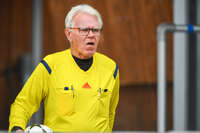 11.10.2026, Bad Wörishofen, Bayern, Deutschland. A-Klasse Allgäu 2: FC Bad Wörishofen II gegen TSV 1913 Ettringen. Spielort: Stadion Unteres Hart. 12. Spieltag der A-Klasse Allgäu 2, Saison 2026/2027. Schiedsrichter, Unparteiischer, Spielleiter nachdenklich, ernst, fokussiert