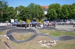 Mindelheim, Deutschland – 23.05.2026: Eröffnung der neuen BikeArea auf der Schwabenwiese in Mindelheim. Die von Schanzenwerk gestaltete und gebaute Anlage umfasst Pumptrack-, Flowline- und Jumpline-Elemente für Kinder, Jugendliche und Erwachsene.