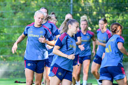 19.08.2026, München, Deutschland. Google Pixel Frauen-Bundesliga: Die FC Bayern Frauen absolvieren auf dem FC Bayern Campus eine Trainingseinheit vor dem Bundesliga-Saisonauftakt gegen den 1. FC Union Berlin. Pernille Harder (FC Bayern Frauen), Katharina Naschenweng (FC Bayern Frauen)