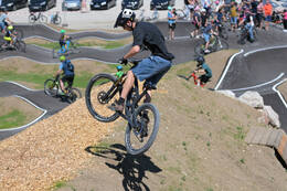 Mindelheim, Deutschland – 23.05.2026: Eröffnung der neuen BikeArea auf der Schwabenwiese in Mindelheim. Die von Schanzenwerk gestaltete und gebaute Anlage umfasst Pumptrack-, Flowline- und Jumpline-Elemente für Kinder, Jugendliche und Erwachsene.