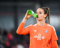 19.10.2026, München, Bayern, Deutschland. Google Pixel Frauen-Bundesliga: FC Bayern Frauen gegen VfB Stuttgart Frauen. Spielort: FC Bayern Campus-Stadion. Ena Mahmutovic (FC Bayern Frauen) nachdenklich, ernst, fokussiert