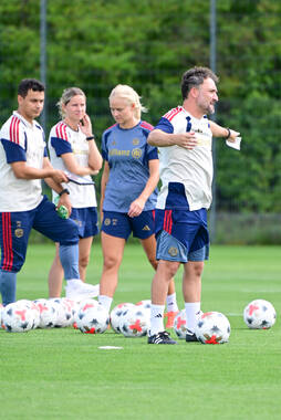 19.08.2026, München, Deutschland. Google Pixel Frauen-Bundesliga: Die FC Bayern Frauen absolvieren auf dem FC Bayern Campus eine Trainingseinheit vor dem Bundesliga-Saisonauftakt gegen den 1. FC Union Berlin. Jose Barcala (Cheftrainer, FC Bayern Frauen)