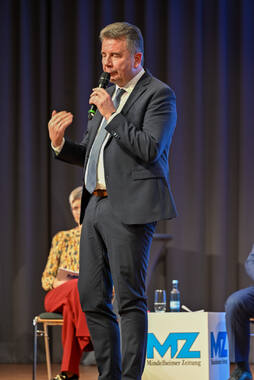 Podiumsdiskussion zur Bürgermeisterwahl in Bad Wörishofen im Kursaal. Die Bürgermeisterkandidaten Daniel Pflügl, Stefan Welzel und Paul Gruschka stellten sich den Fragen von Moderation und Publikum.