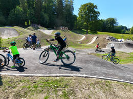 Mindelheim, Deutschland – 23.05.2026: Eröffnung der neuen BikeArea auf der Schwabenwiese in Mindelheim. Die von Schanzenwerk gestaltete und gebaute Anlage umfasst Pumptrack-, Flowline- und Jumpline-Elemente für Kinder, Jugendliche und Erwachsene.
