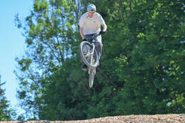 Mindelheim, Deutschland – 23.05.2026: Eröffnung der neuen BikeArea auf der Schwabenwiese in Mindelheim. Die von Schanzenwerk gestaltete und gebaute Anlage umfasst Pumptrack-, Flowline- und Jumpline-Elemente für Kinder, Jugendliche und Erwachsene.