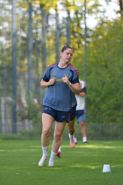 05.08.2026, München, Deutschland. Google Pixel Frauen-Bundesliga: Die FC Bayern Frauen absolvieren auf dem FC Bayern Campus eine Trainingseinheit zur Vorbereitung auf das Testspiel gegen Paris FC. Sarah Zadrazil (FC Bayern Frauen)