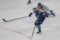 09.10.2026, München, Deutschland. PENNY DEL, Deutsche Eishockey Liga, Saison 2026/27, 7. Spieltag: EHC Red Bull München gegen ERC Ingolstadt im SAP Garden in München. Taro Hirose (EHC Red Bull München) am Puck, mit dem Puck, in Puckbesitz