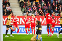 19.10.2026, München, Bayern, Deutschland. Google Pixel Frauen-Bundesliga: FC Bayern Frauen gegen VfB Stuttgart Frauen. Spielort: FC Bayern Campus-Stadion. Linda Dallmann (FC Bayern Frauen) beim Jubel, jubelnd, feiernd mit Pernille Harder (FC Bayern Frauen) und Sarah Mattner (FC Bayern Frauen)