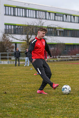 Bad Wörishofen, Deutschland – Vorbereitungstraining für das Schulderby 2026 zwischen der Wirtschaftsschule Bad Wörishofen und dem Josef-Bernhard-Gymnasium Türkheim auf dem Gelände der Wirtschaftsschule in Bad Wörishofen. Das Spiel ist für Mai 2026 geplant.