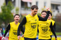 17.10.2026, Mindelheim, Bayern, Deutschland. Kreisliga Allgäu Nord: TSV Mindelheim gegen SV Oberegg. Spielort: Julius-Strohmayer-Stadion. David Kienle (TSV Mindelheim) beim Jubel, jubelnd, feiernd mit Darius Argintaru (TSV Mindelheim) und Anel Junuzovic (TSV Mindelheim)