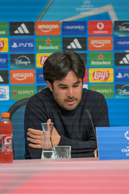 Allianz Arena, München, Deutschland – 25.04.2026: Fußball, UEFA Women’s Champions League 2025/2026, Halbfinale Hinspiel, FC Bayern München Frauen vs. FC Barcelona Frauen: Pere Romeu (FC Barcelona, Cheftrainer) während der Pressekonferenz (PK)