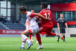 19.08.2026, München, Deutschland. FC Bayern München U19 vs. VfB Stuttgart U19 am FC Bayern Campus in München. Zweikampf