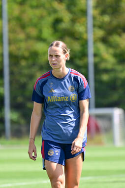 19.08.2026, München, Deutschland. Google Pixel Frauen-Bundesliga: Die FC Bayern Frauen absolvieren auf dem FC Bayern Campus eine Trainingseinheit vor dem Bundesliga-Saisonauftakt gegen den 1. FC Union Berlin. Klara Bühl (FC Bayern Frauen)