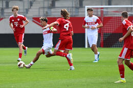 19.08.2026, München, Deutschland. FC Bayern München U19 vs. VfB Stuttgart U19 am FC Bayern Campus in München. VfB U19 Spieler in Schussaktion