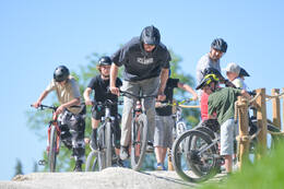 Mindelheim, Deutschland – 23.05.2026: Eröffnung der neuen BikeArea auf der Schwabenwiese in Mindelheim. Die von Schanzenwerk gestaltete und gebaute Anlage umfasst Pumptrack-, Flowline- und Jumpline-Elemente für Kinder, Jugendliche und Erwachsene.
