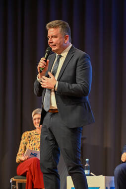 Podiumsdiskussion zur Bürgermeisterwahl in Bad Wörishofen im Kursaal. Die Bürgermeisterkandidaten Daniel Pflügl, Stefan Welzel und Paul Gruschka stellten sich den Fragen von Moderation und Publikum.