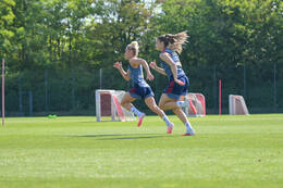 05.08.2026, München, Deutschland. Google Pixel Frauen-Bundesliga: Die FC Bayern Frauen absolvieren auf dem FC Bayern Campus eine Trainingseinheit zur Vorbereitung auf das Testspiel gegen Paris FC. Linda Dallmann (FC Bayern Frauen), Katharina Naschenweng (FC Bayern Frauen)