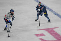09.10.2026, München, Deutschland. PENNY DEL, Deutsche Eishockey Liga, Saison 2026/27, 7. Spieltag: EHC Red Bull München gegen ERC Ingolstadt im SAP Garden in München. Elis Hede (EHC Red Bull München) nachdenklich, ernst, fokussiert mit Morgan Ellis (ERC Ingolstadt)