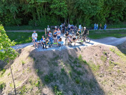 Mindelheim, Deutschland – 23.05.2026: Eröffnung der neuen BikeArea auf der Schwabenwiese in Mindelheim. Die von Schanzenwerk gestaltete und gebaute Anlage umfasst Pumptrack-, Flowline- und Jumpline-Elemente für Kinder, Jugendliche und Erwachsene.