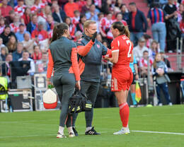 Allianz Arena, München, Deutschland – 25.04.2026: Fußball, UEFA Women’s Champions League 2025/2026, Halbfinale Hinspiel, FC Bayern München Frauen vs. FC Barcelona Frauen: Vanessa Gilles (FC Bayern München, Abwehr) ist verletzt.