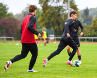 17.10.2026, Mindelheim, Bayern, Deutschland. Kreisliga Allgäu Nord: TSV Mindelheim gegen SV Oberegg. Spielort: Julius-Strohmayer-Stadion. Darius Argintaru (TSV Mindelheim) am Ball, mit dem Ball, in einer Spielszene