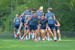 05.08.2026, München, Deutschland. Google Pixel Frauen-Bundesliga: Die FC Bayern Frauen absolvieren auf dem FC Bayern Campus eine Trainingseinheit zur Vorbereitung auf das Testspiel gegen Paris FC. Arianna Caruso (FC Bayern Frauen), Klara Bühl (FC Bayern Frauen)