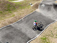 Mindelheim, Deutschland – 23.05.2026: Eröffnung der neuen BikeArea auf der Schwabenwiese in Mindelheim. Die von Schanzenwerk gestaltete und gebaute Anlage umfasst Pumptrack-, Flowline- und Jumpline-Elemente für Kinder, Jugendliche und Erwachsene.