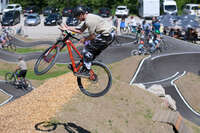 Mindelheim, Deutschland – 23.05.2026: Eröffnung der neuen BikeArea auf der Schwabenwiese in Mindelheim. Die von Schanzenwerk gestaltete und gebaute Anlage umfasst Pumptrack-, Flowline- und Jumpline-Elemente für Kinder, Jugendliche und Erwachsene.