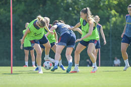 05.08.2026, München, Deutschland. Google Pixel Frauen-Bundesliga: Die FC Bayern Frauen absolvieren auf dem FC Bayern Campus eine Trainingseinheit zur Vorbereitung auf das Testspiel gegen Paris FC. Alara Sehitler (FC Bayern Frauen), Sarah Zadrazil (FC Bayern Frauen), Katharina Naschenweng (FC Bayern Frauen)