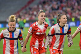 Allianz Arena, München, Deutschland – 25.04.2026: Fußball, UEFA Women’s Champions League 2025/2026, Halbfinale Hinspiel, FC Bayern München Frauen vs. FC Barcelona Frauen:Linda Dallmann (FC Bayern München, Mittelfeld) Giulia Gwinn (FC Bayern München, Abwehr) Katharina Naschenweng (FC Bayern München, Abwehr) feiern und jubeln.