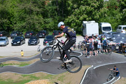 Mindelheim, Deutschland – 23.05.2026: Eröffnung der neuen BikeArea auf der Schwabenwiese in Mindelheim. Die von Schanzenwerk gestaltete und gebaute Anlage umfasst Pumptrack-, Flowline- und Jumpline-Elemente für Kinder, Jugendliche und Erwachsene.