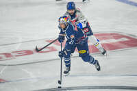 09.10.2026, München, Deutschland. PENNY DEL, Deutsche Eishockey Liga, Saison 2026/27, 7. Spieltag: EHC Red Bull München gegen ERC Ingolstadt im SAP Garden in München. Dominik Kahun (EHC Red Bull München) am Puck, mit dem Puck, in Puckbesitz