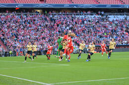 Allianz Arena, München, Deutschland – 25.04.2026: Fußball, UEFA Women’s Champions League 2025/2026, Halbfinale Hinspiel, FC Bayern München Frauen vs. FC Barcelona Frauen: Spieler nach der Ecke.