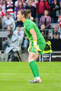 Allianz Arena, München, Deutschland – 25.04.2026: Fußball, UEFA Women’s Champions League 2025/2026, Halbfinale Hinspiel, FC Bayern München Frauen vs. FC Barcelona Frauen: Cata Coll (FC Barcelona, Tor) steht vor dem Tor.